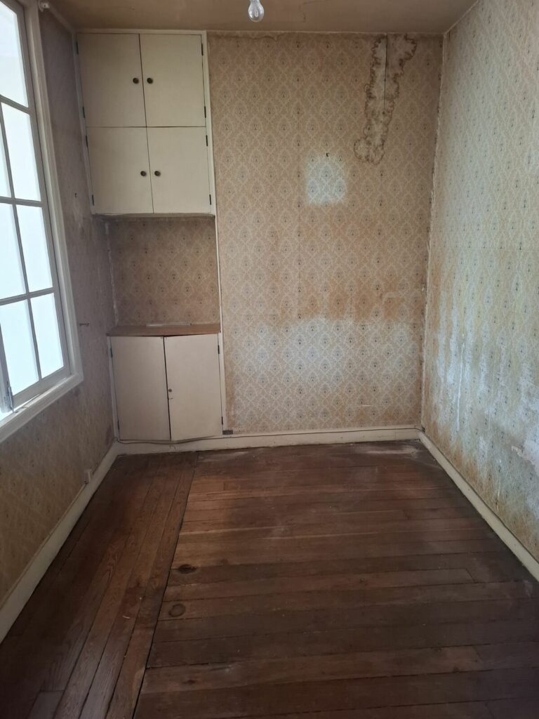 Après débarras — Chambre : du meublé complet à la pièce vide, parquet préservé