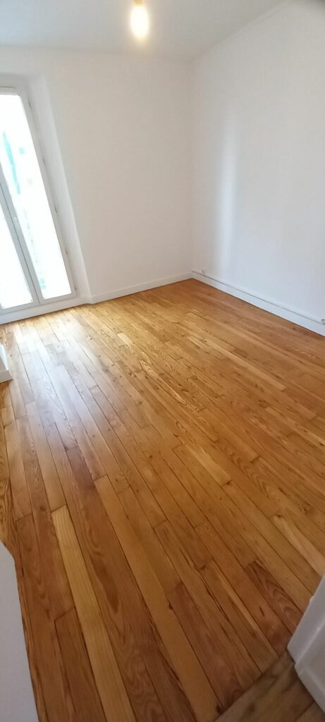 Chambre entièrement vidée, parquet préservé — débarras Paris & IDF