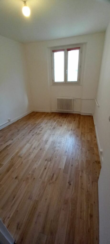 Chambre entièrement vidée, parquet préservé — débarras Paris & IDF
