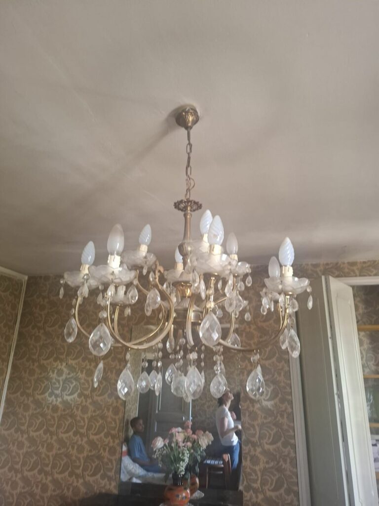 Lustre à pampilles mis de côté pour valorisation — débarras Paris & IDF