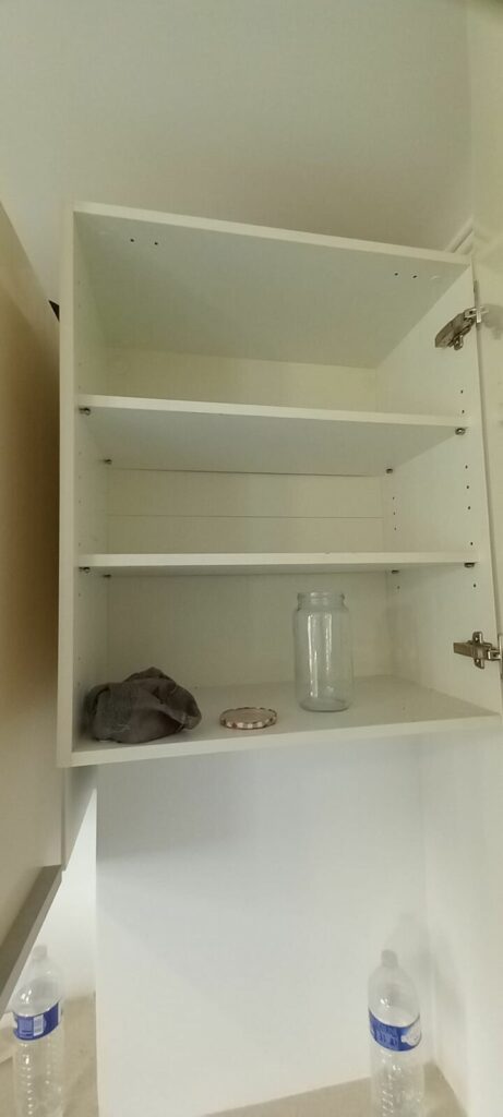 Placards vidés lors d'un débarras de cuisine — débarras Paris & IDF