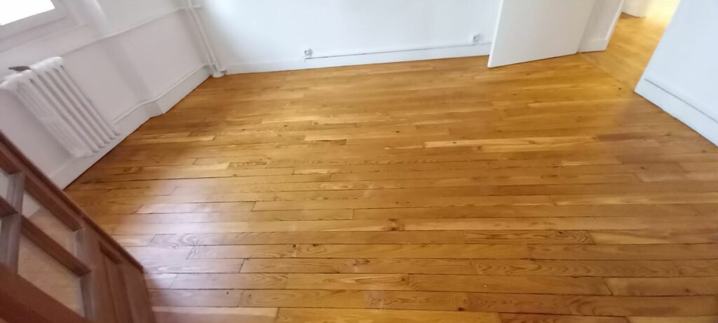 Séjour vidé de A à Z, parquet remis en valeur — débarras Paris & IDF