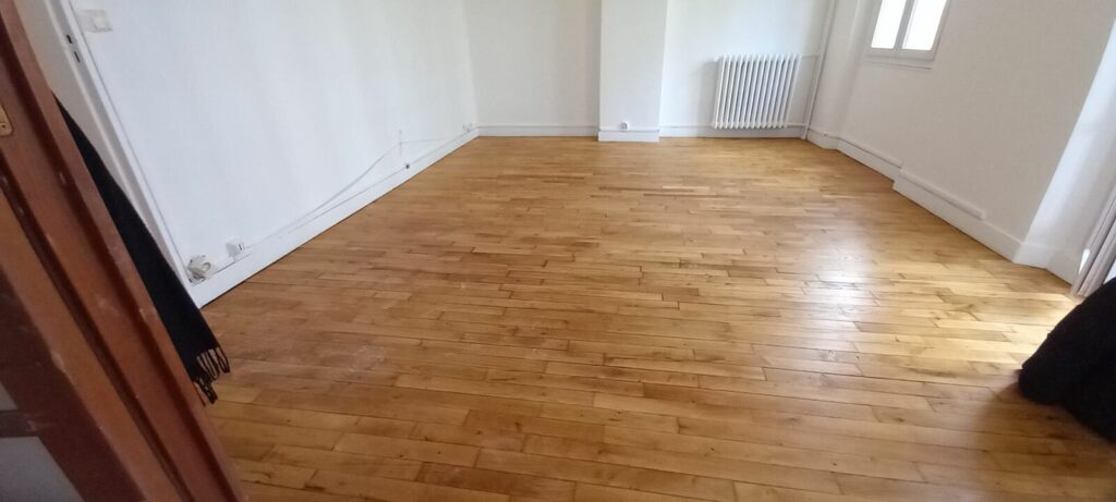 Séjour vidé de A à Z, parquet remis en valeur — débarras Paris & IDF